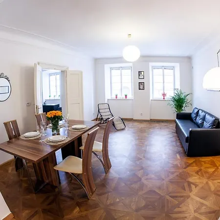 Appartement St. Nicholas Church View Apts Praag